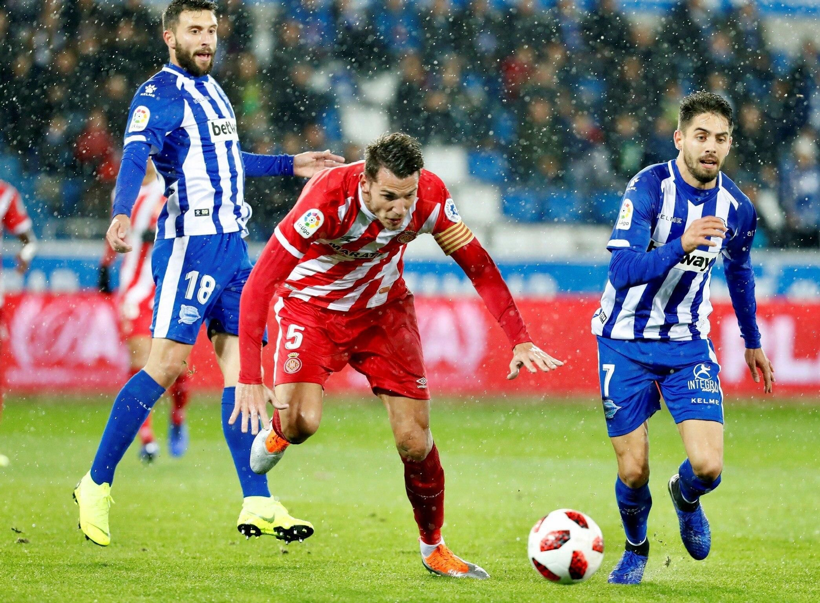 Alcalá (c), durante un partido con el Girona.