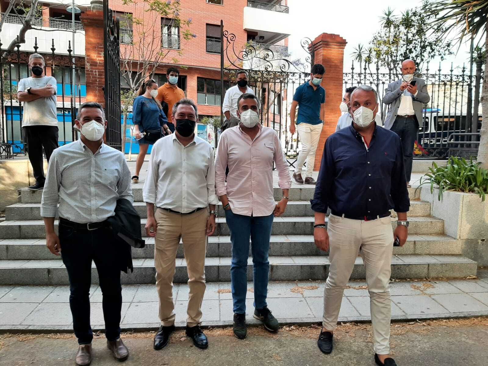 Fotos de Juan Espadas con simpatizantes del Psoe en Algeciras