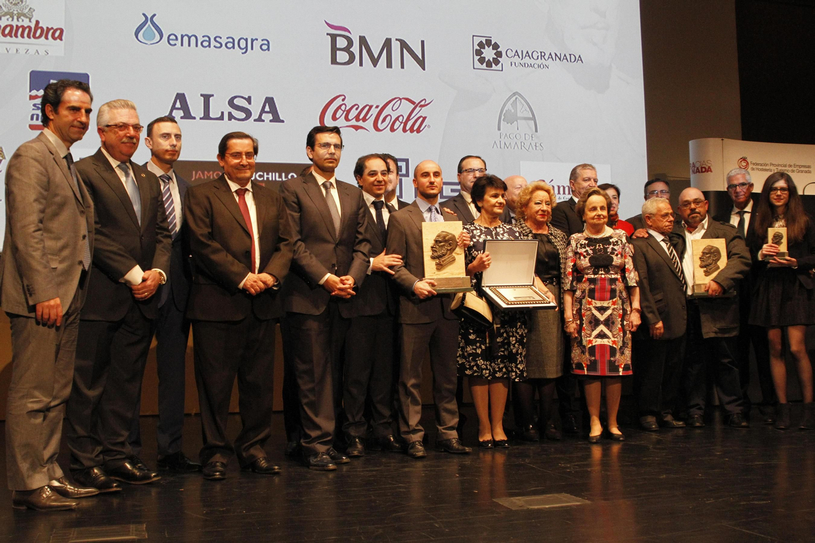 Foto de familia de los premiados.