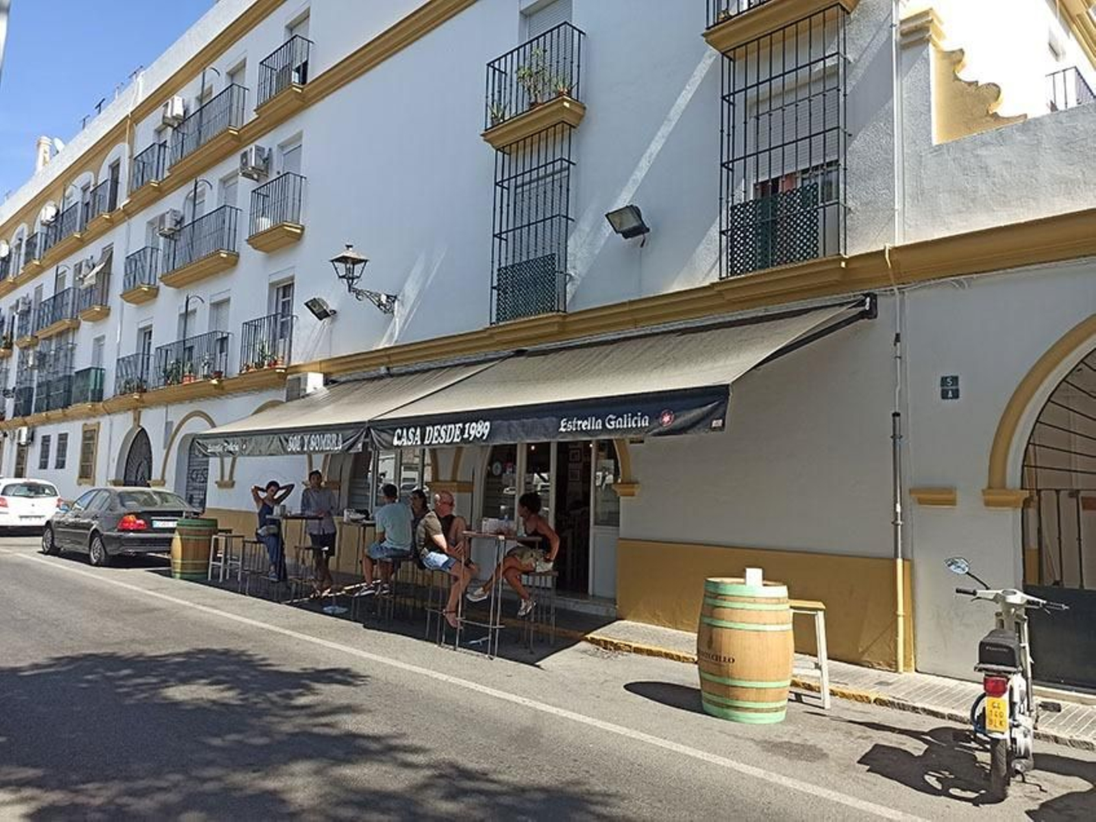 Exterior del bar Sol y Sombra en El Puerto.