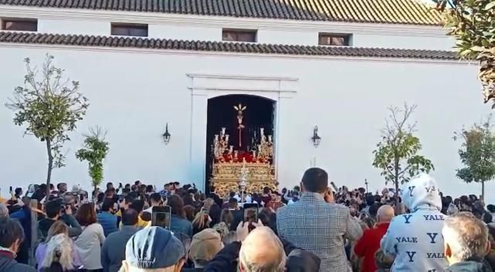 Momento de la salida del paso del Cautivo de la ermita de la Soledad este Jueves Santo.