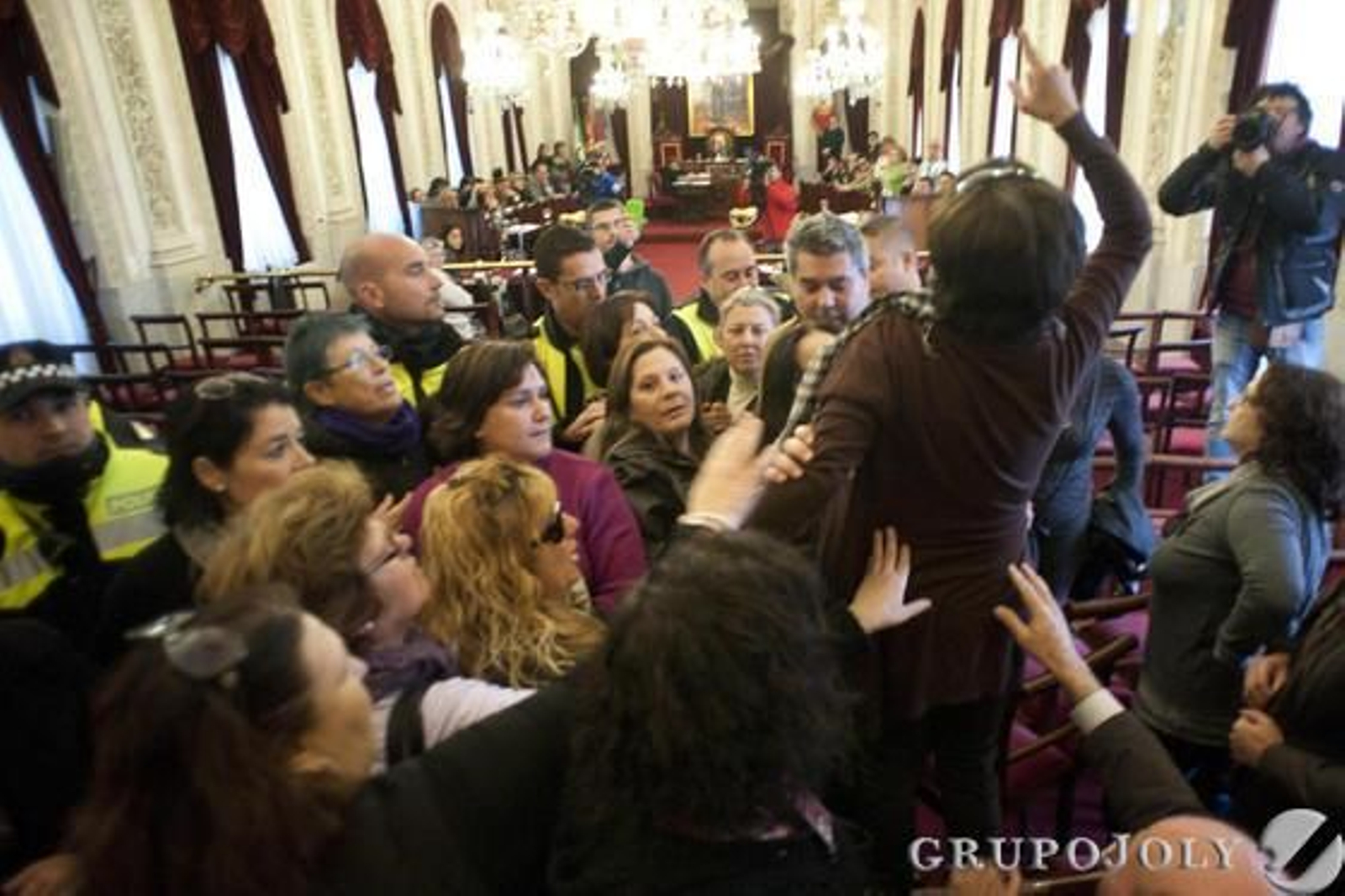 Momentos de tensión en el último pleno del año en el Ayuntamiento de Cádiz por las protestas de las empleadas de Limasa, que fueron desalojadas por la Policía. 

Foto: Joaquin Hernandez Kiki
