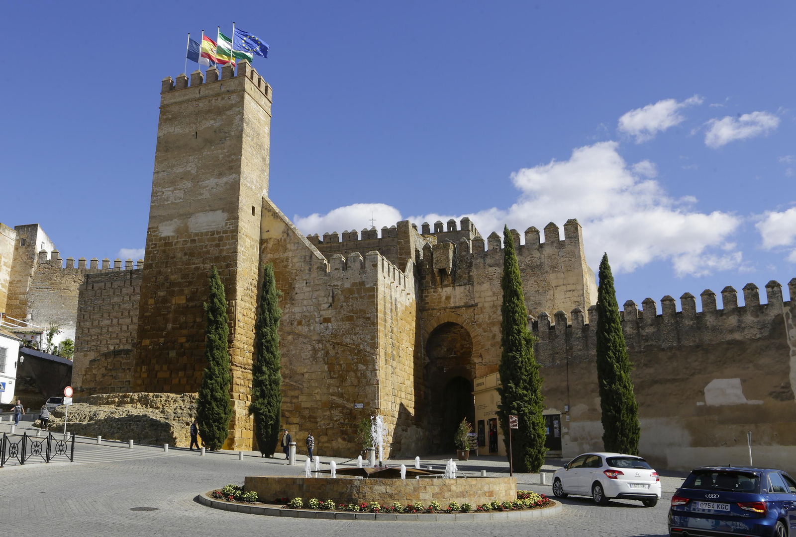 La Torre del Homenaje y la Puerta de Sevilla, dos emblemas patrimoniales de Carmona.