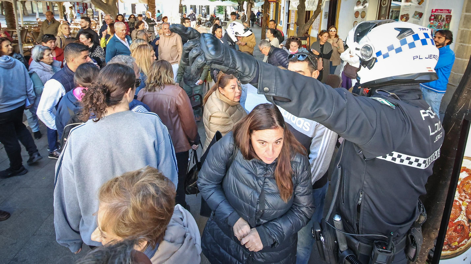 Colas en el  reparto de los bonos descuento para bares en Jerez