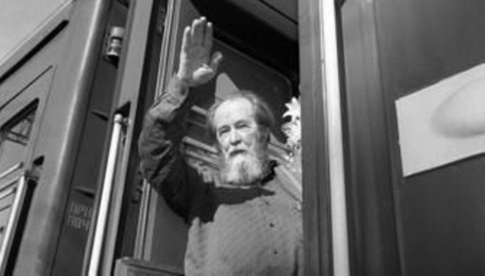 Fotografía de archivo que muestra a Alexander Solzhenitsyn mientras saluda en un tren Vladivostok (Rusia).