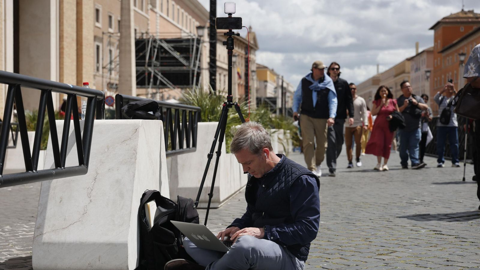 Las imágenes de las vísperas del cónclave en la Plaza de San Pedro del Vaticano