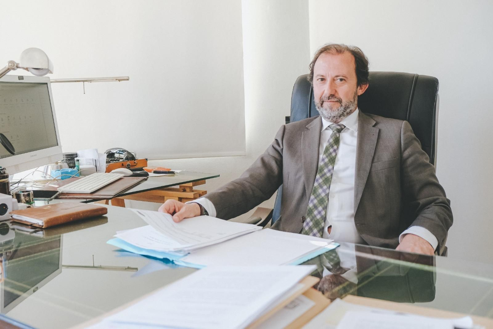 Fernando Camisón, abogado y mediador, en su despacho en Jerez.
