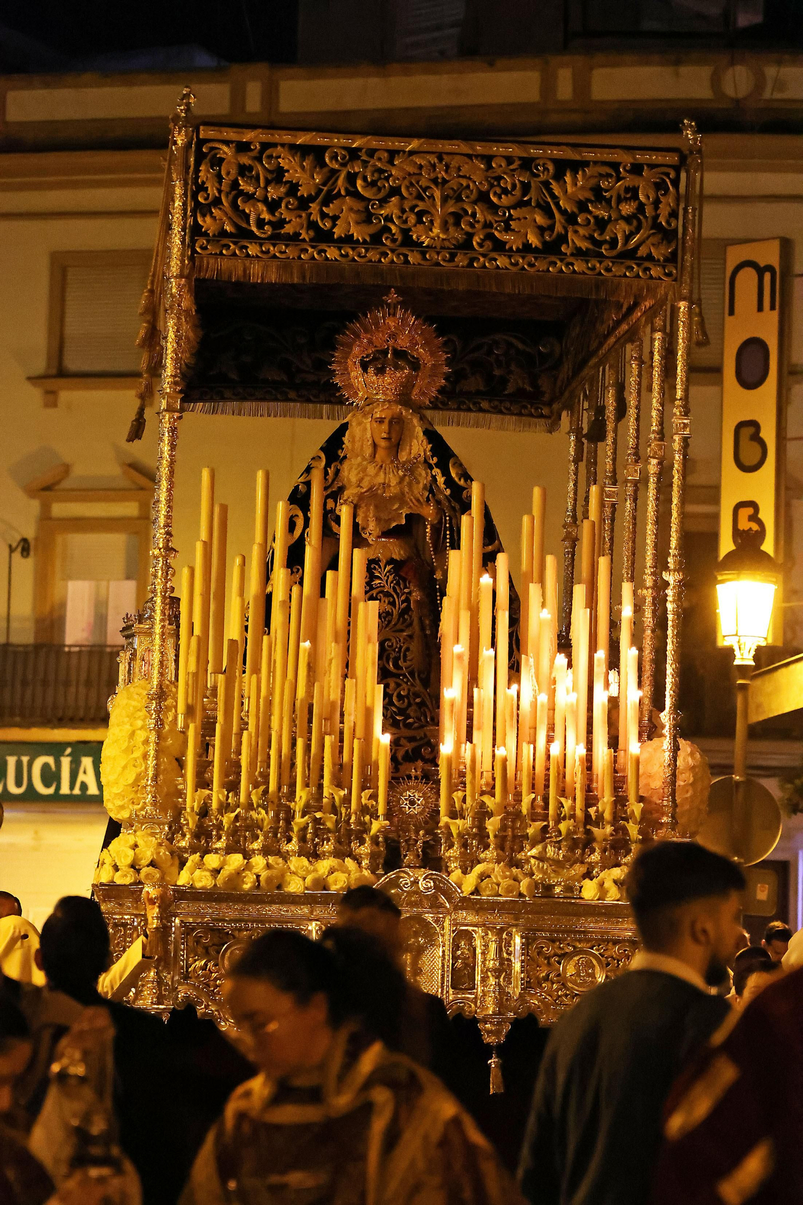Las mejores imágenes del Lunes Santo en Huelva: Hermandad del Calvario