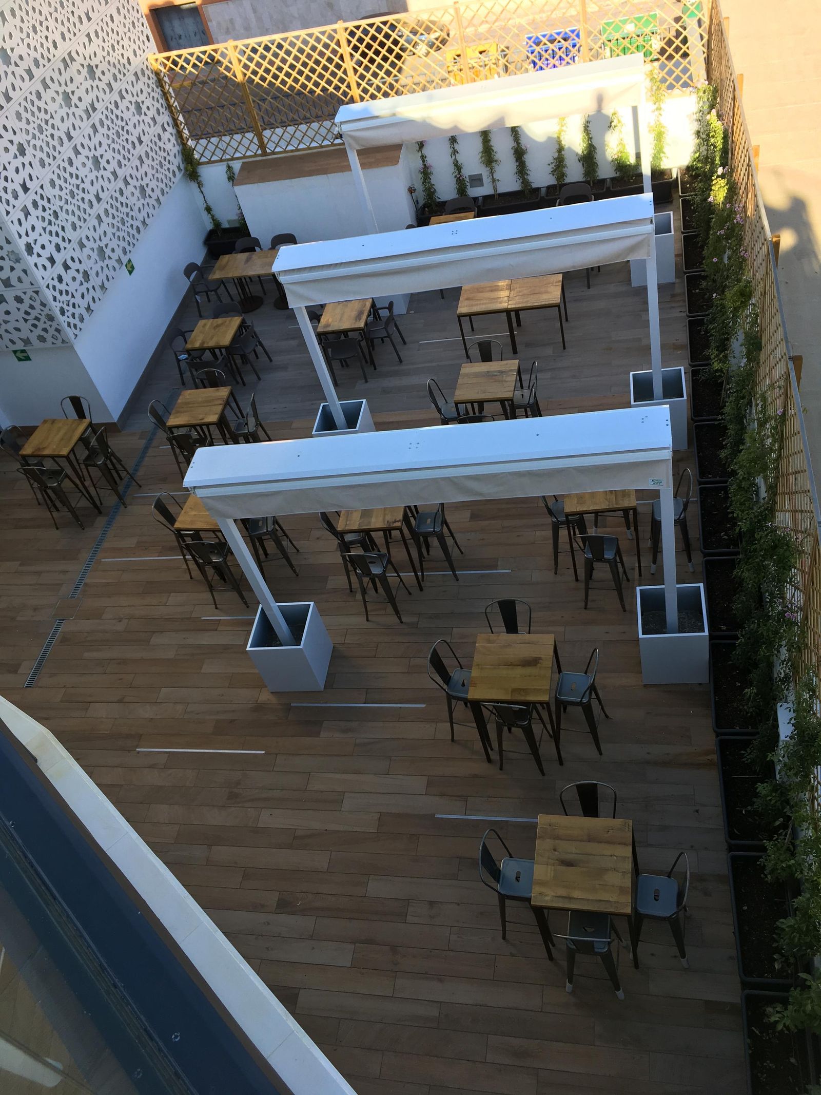 Una de las terrazas del Mercado de la Alquería.