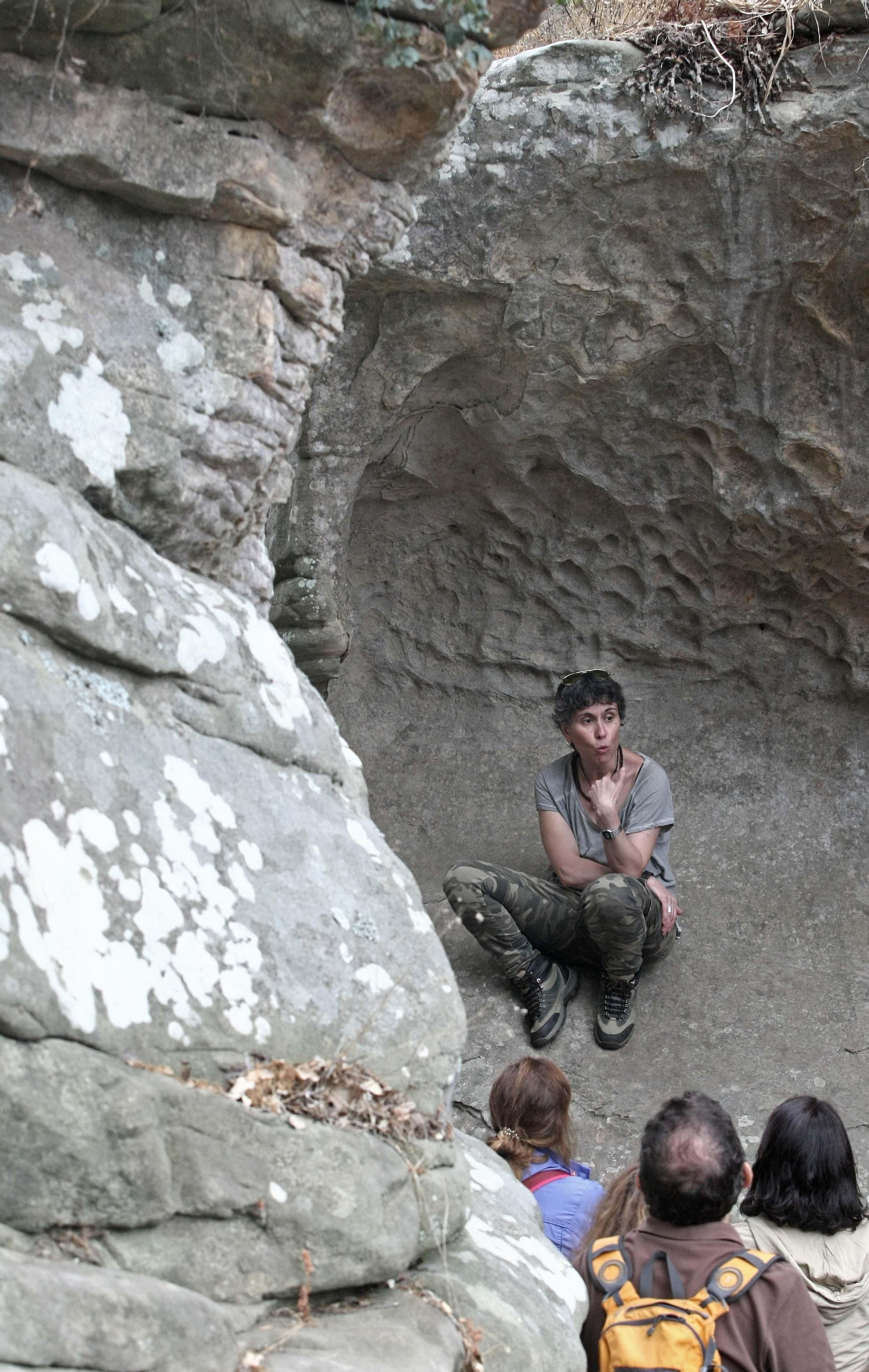 La arqueóloga Mónica Solís, durante su visita a Bacinete