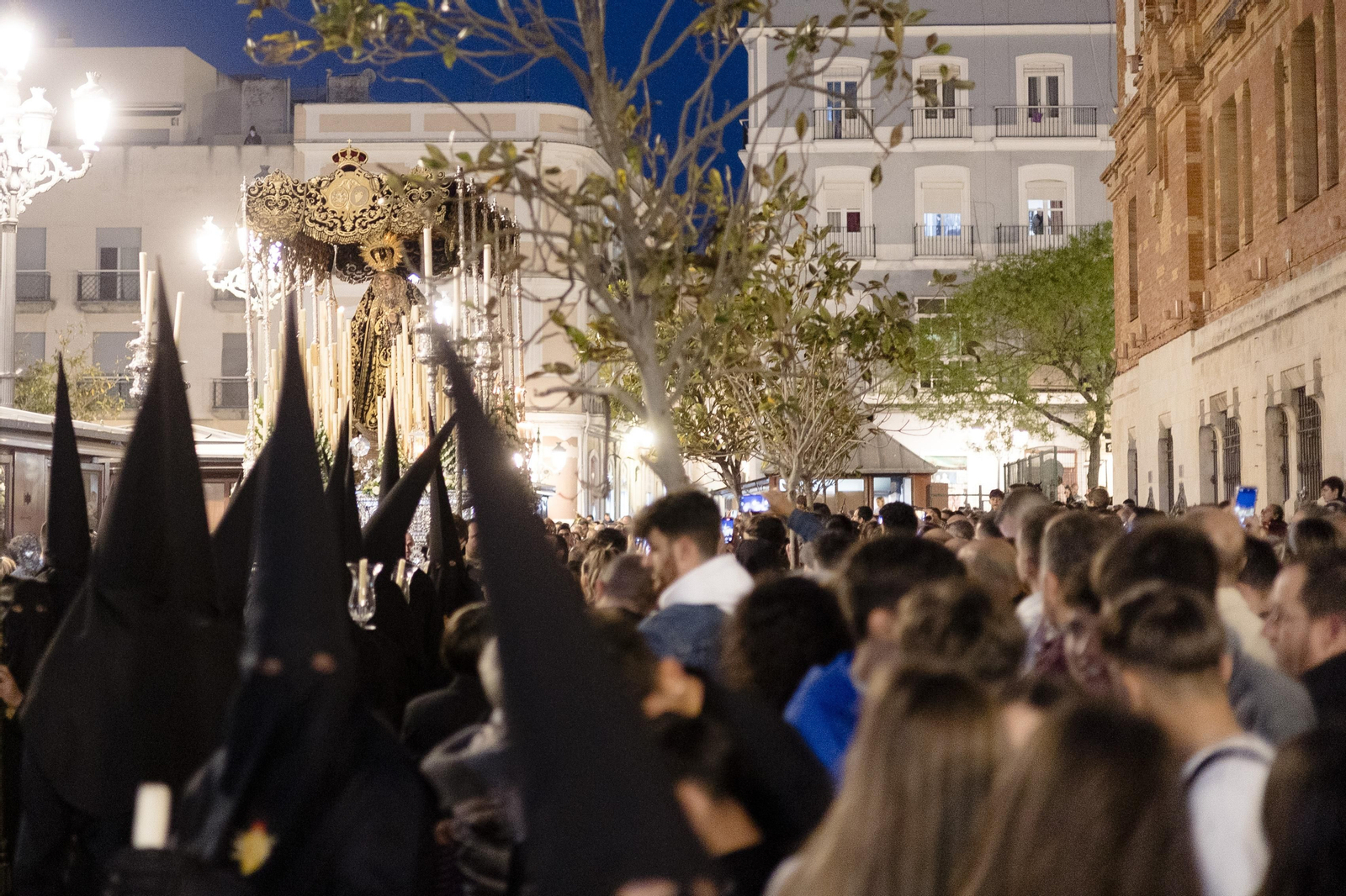 Las imágenes de la salida procesional de la Orden de Servitas en la Semana Santa de Cádiz