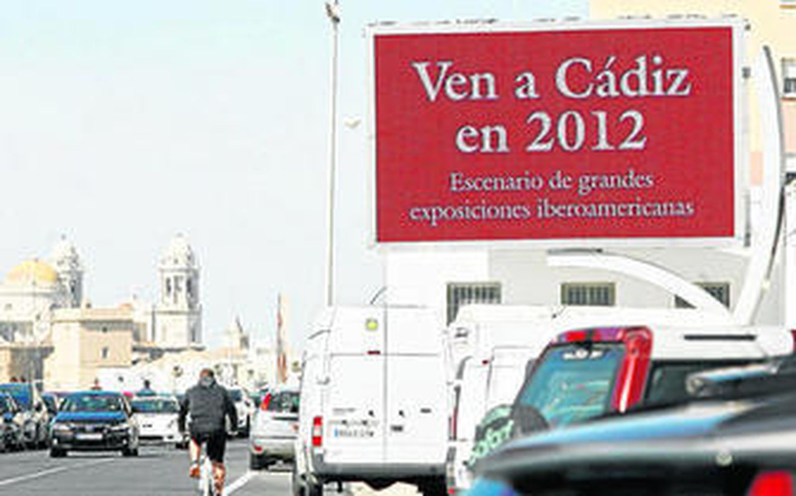 Unas de las grandes pantallas instalada junto al antiguo cementerio.