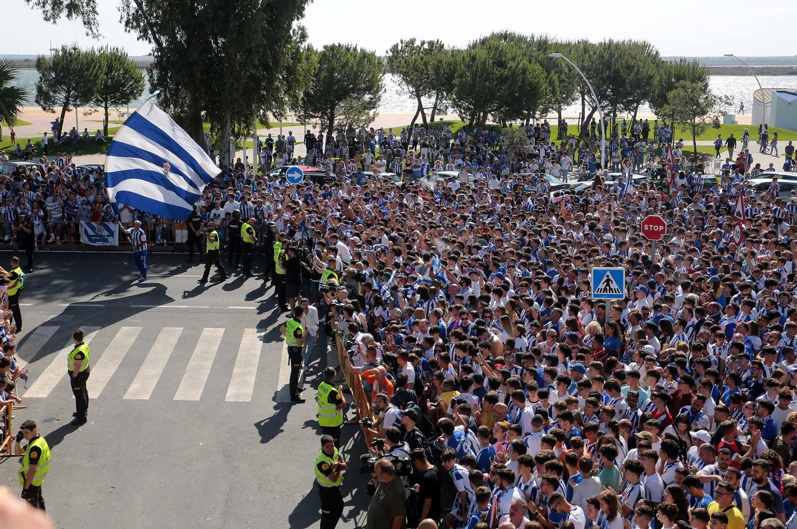 Imágenes del gran ambiente en el Nuevo Colombino en el ascenso del Recre