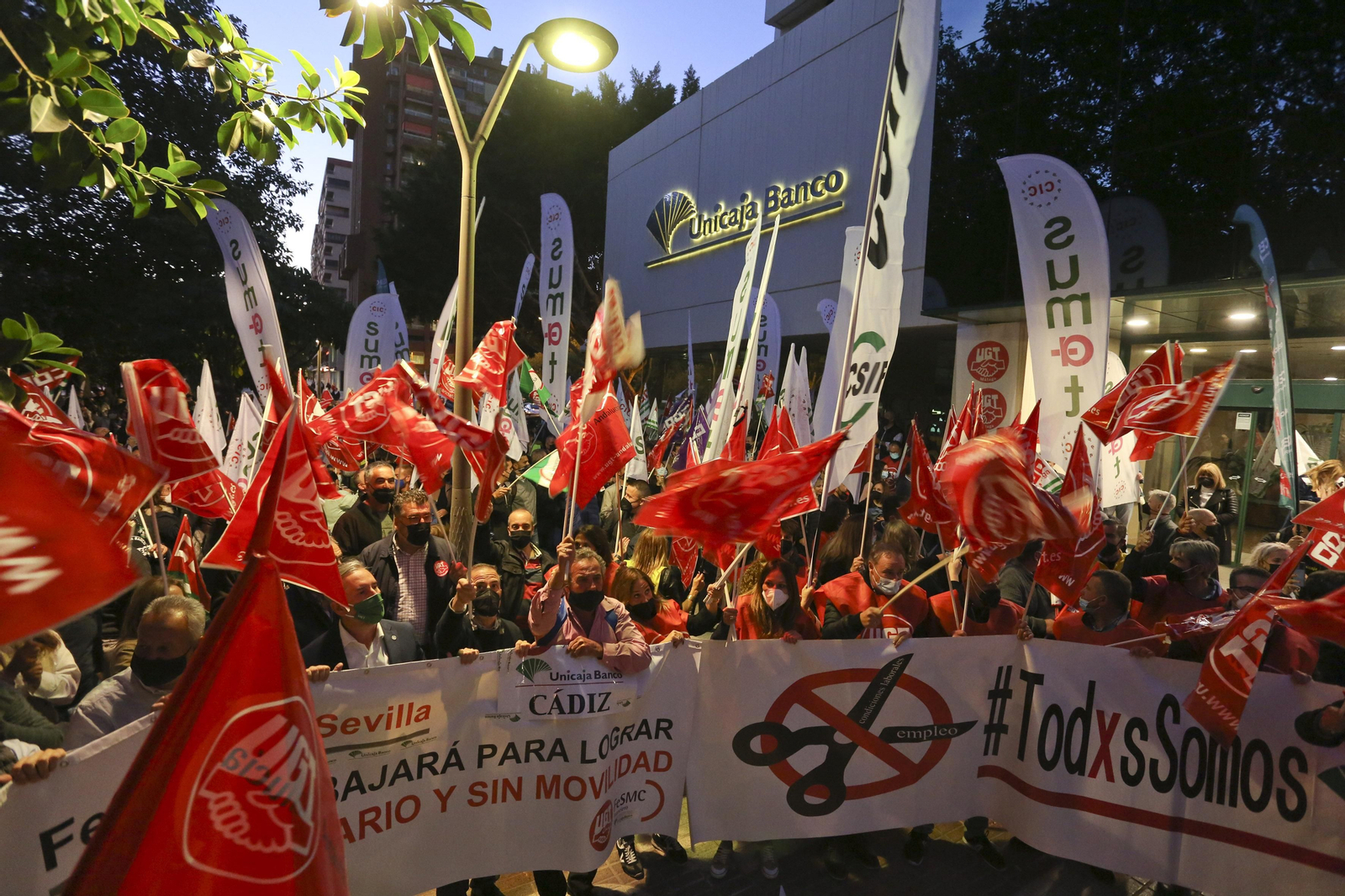 Protestas, este martes, frente a la sede de Unicaja.