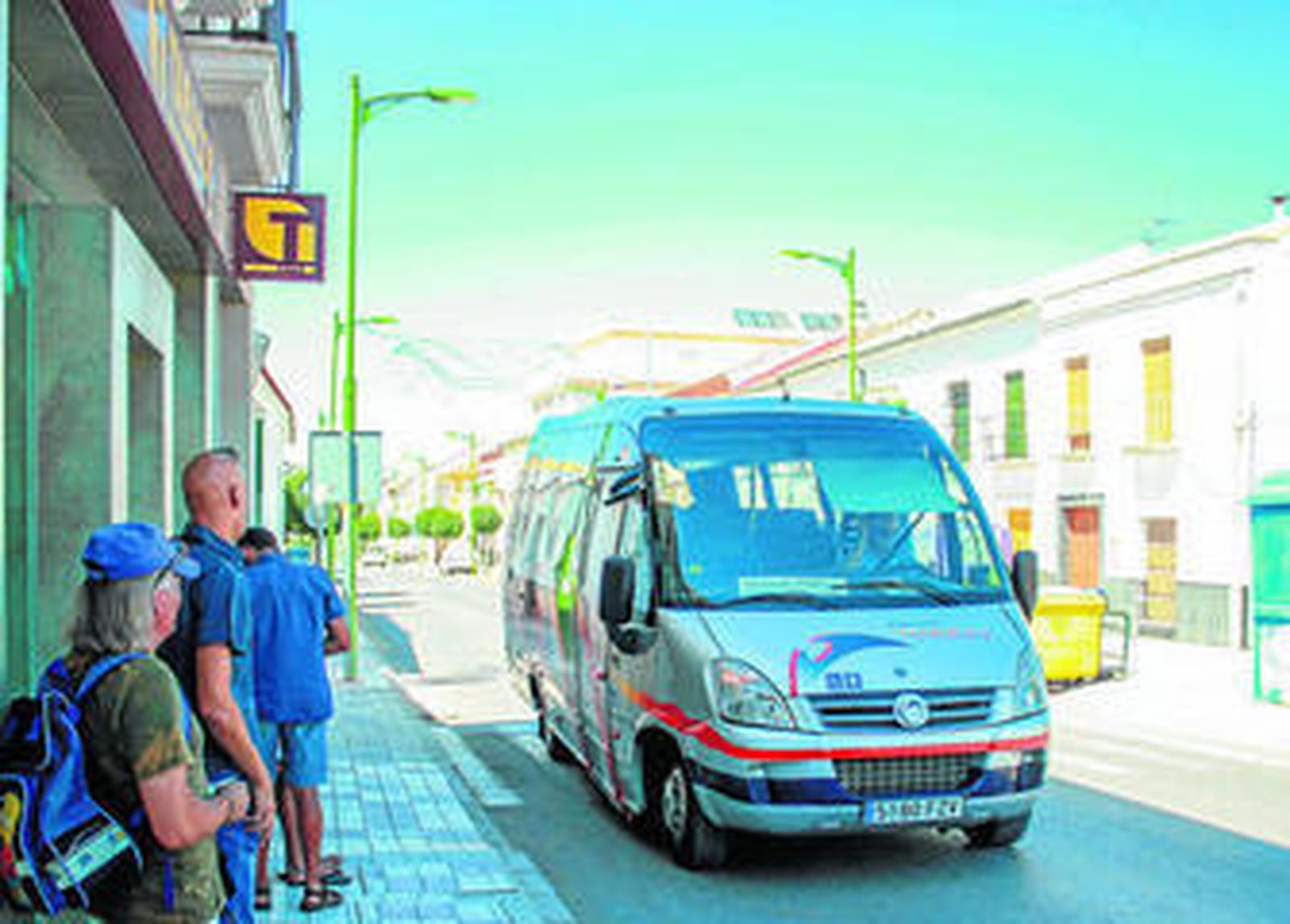 Un microbús pasa por la localidad de Villanueva de Algaidas.