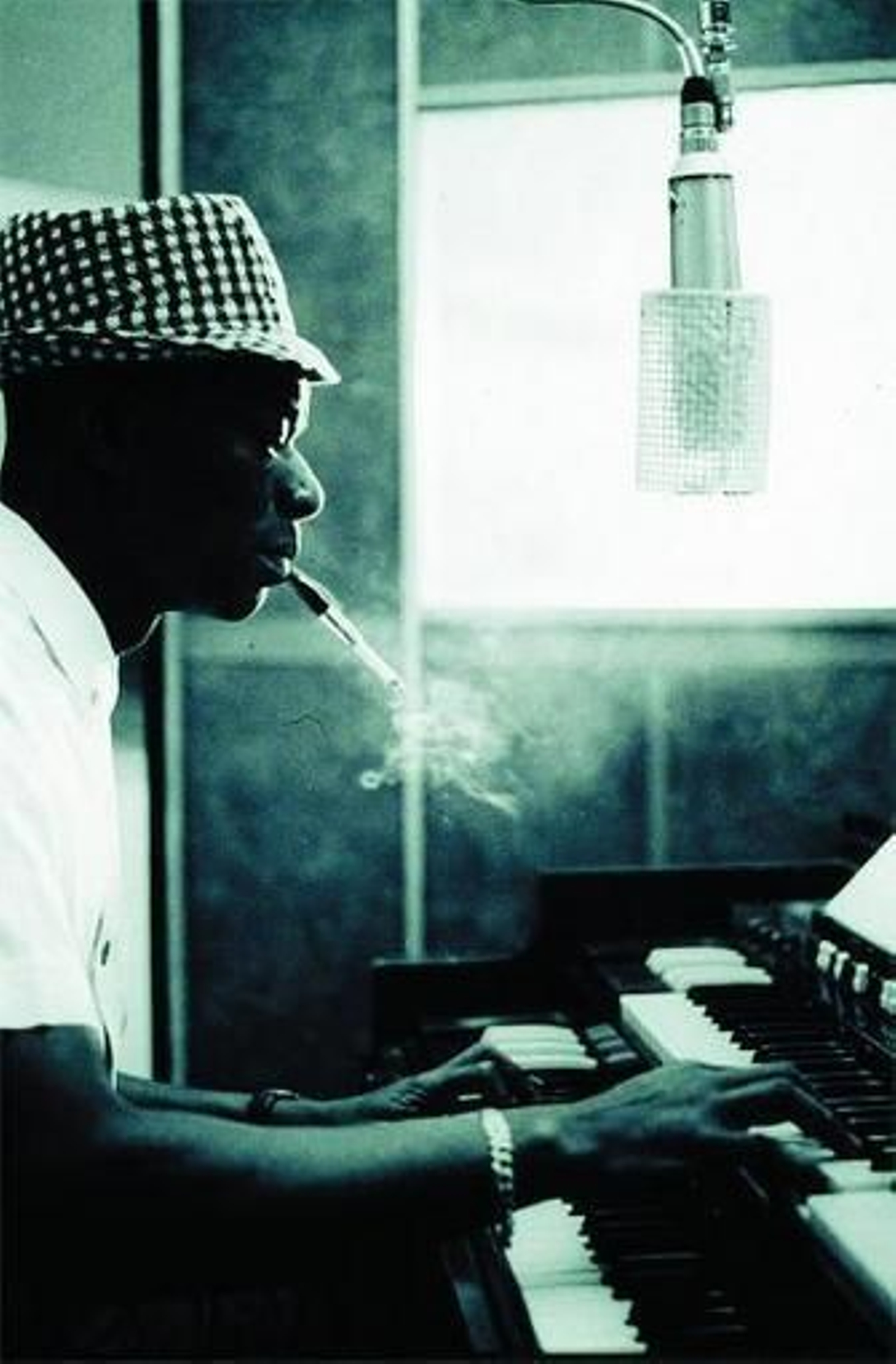 Nat King Cole, rey de la balada, excepcional pianista, gran fumador.