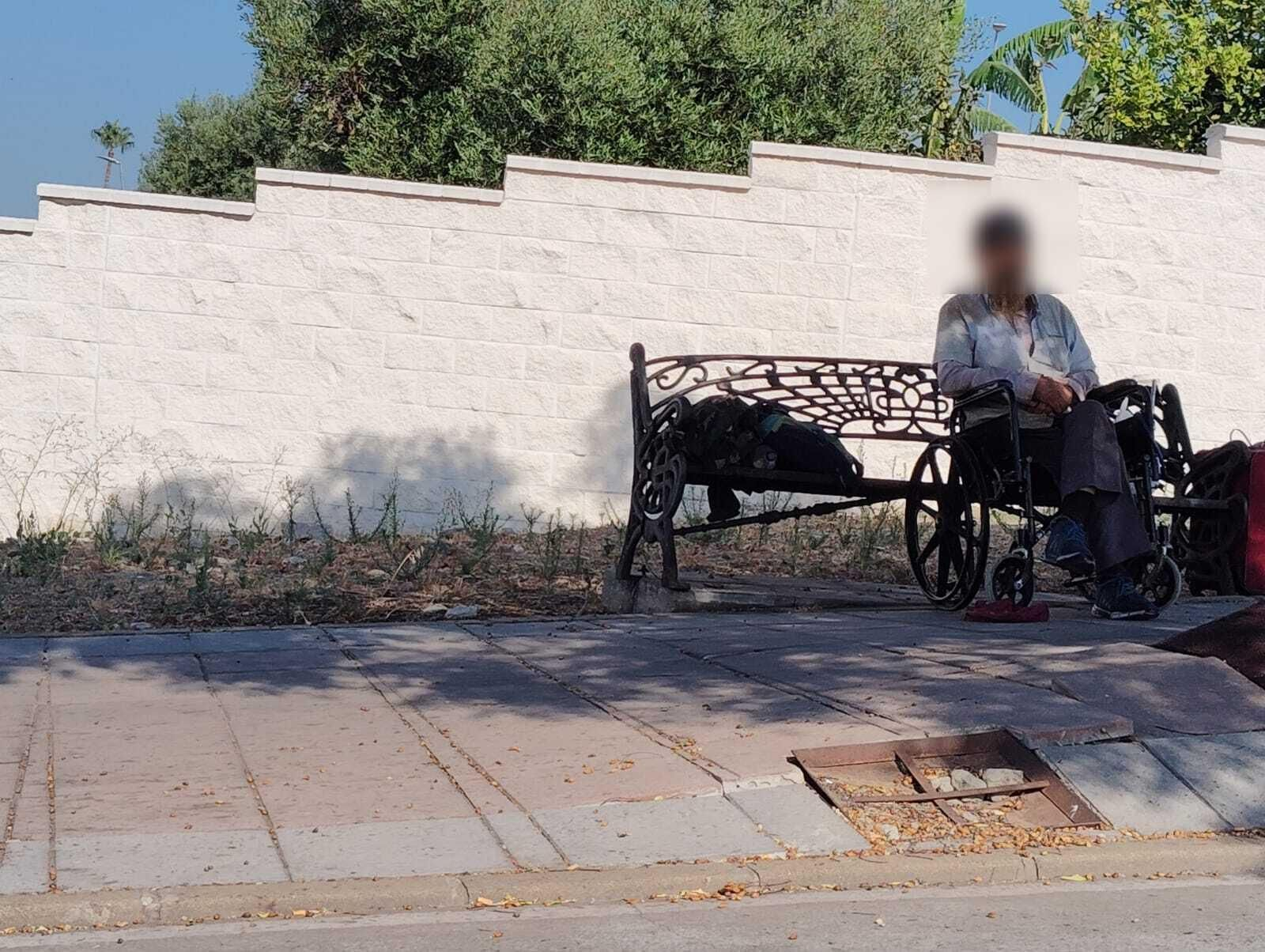 El hombre, junto al banco en San García. El hombre, junto al banco en San García.