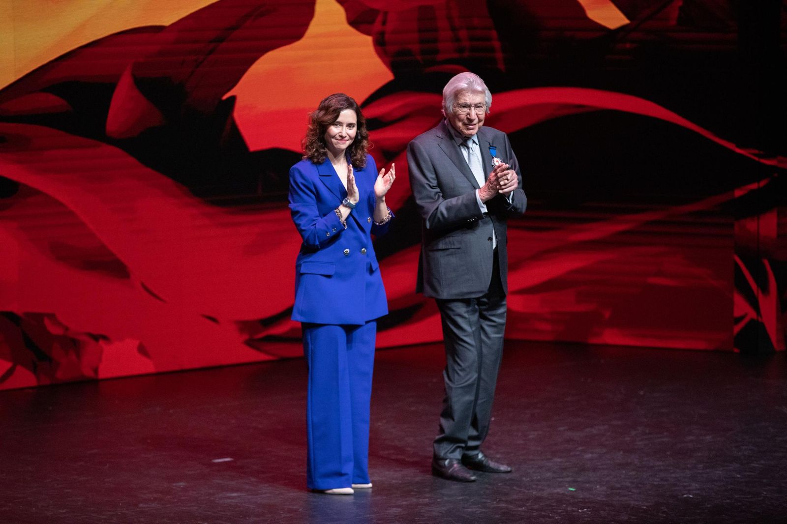 Manuel Alejandro e Isabel Ayuso, presidenta de la Comunidad de Madrid.