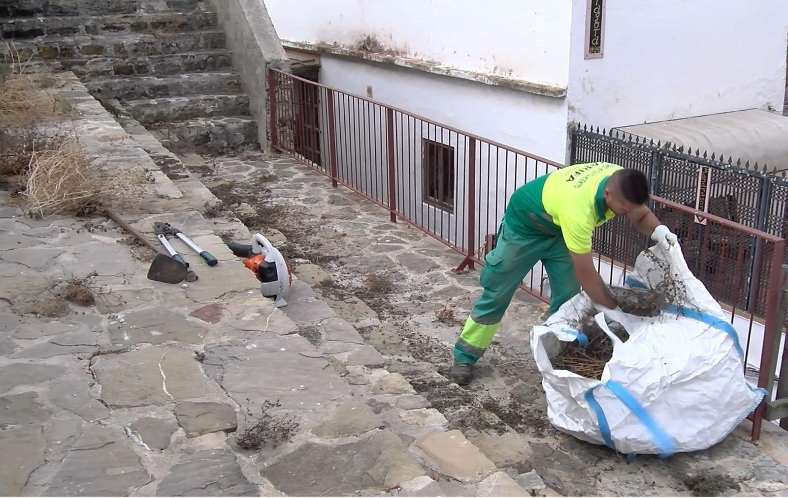 Operarios de la delegación de Obras y Servicios acondicionan el adarve de la muralla para su inminente apertura.