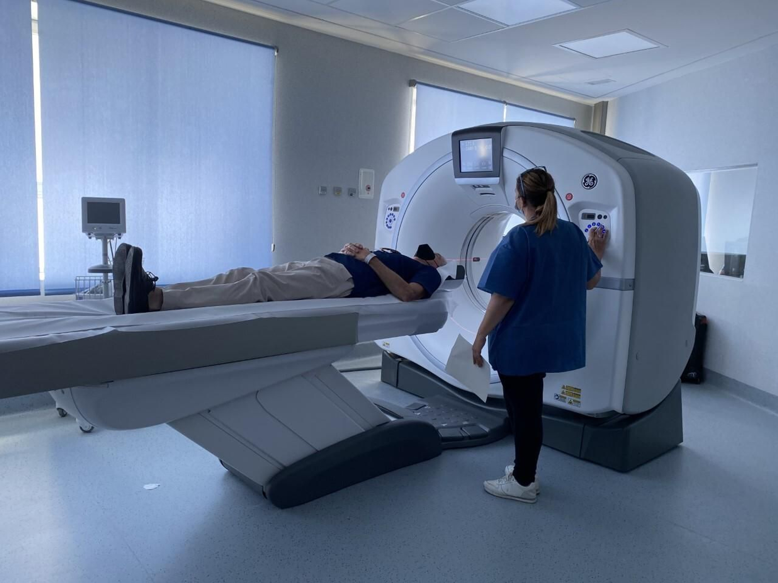 Una sanitaria trata a un hombre en el Hospital Regional de Málaga.