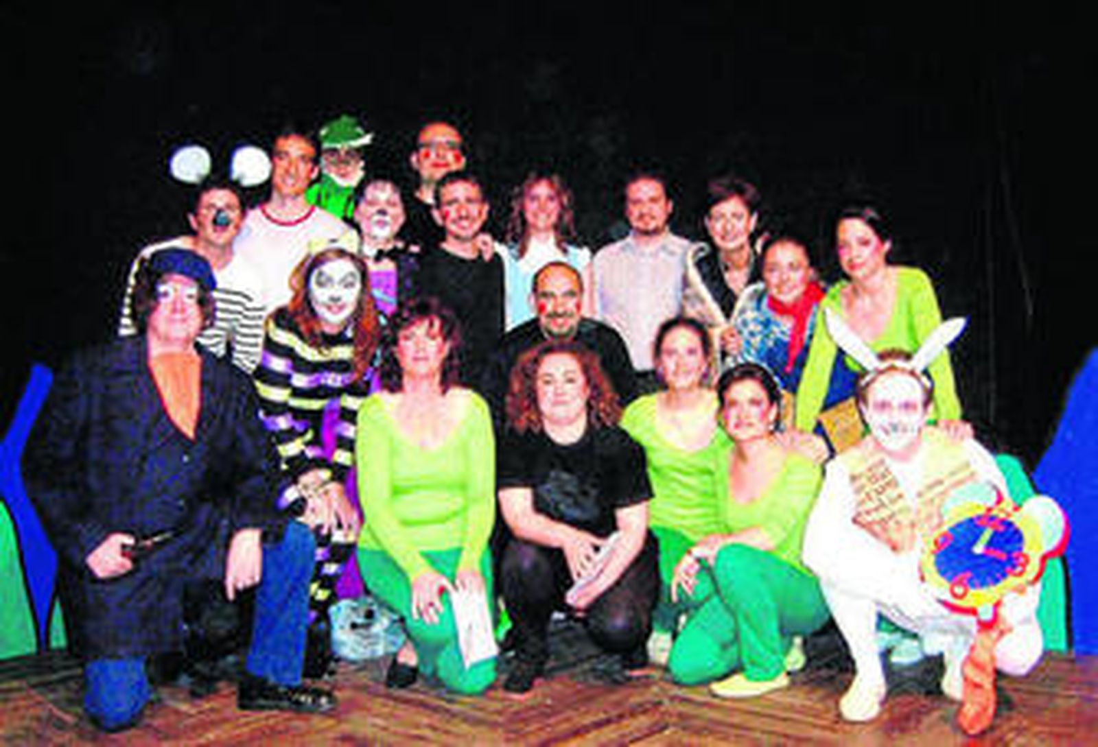 Grupo de actores que se subirán hoy a las tablas en la Escuela de Música de Roquetas.