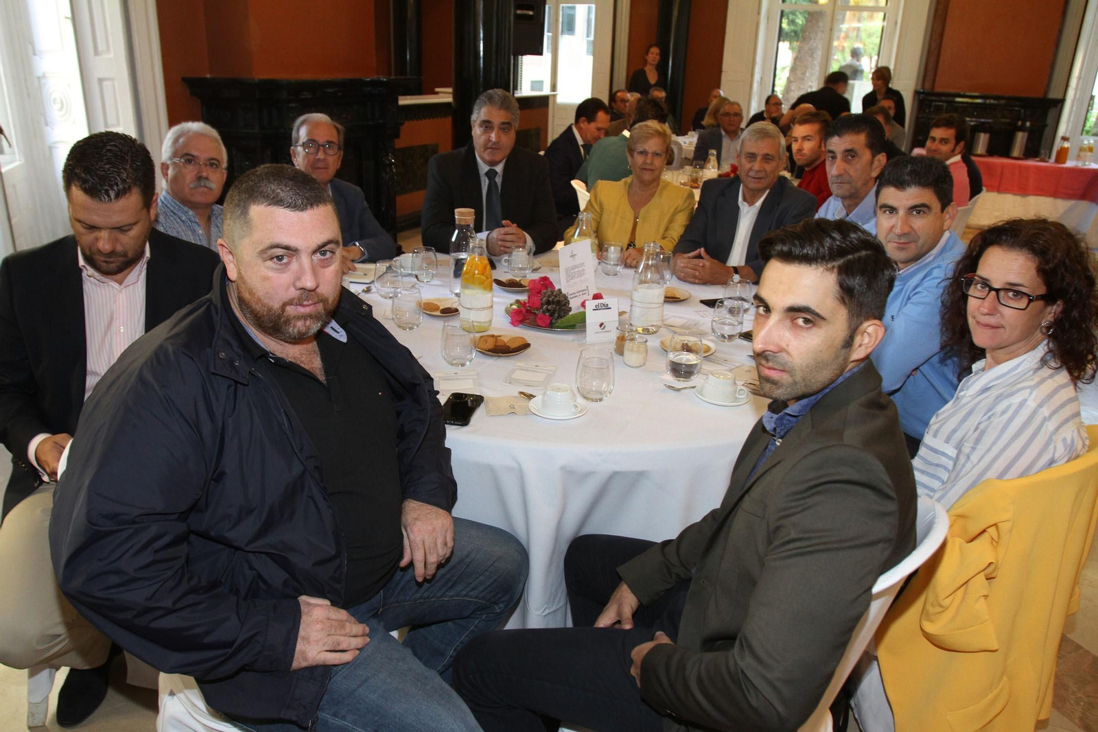 Imágenes de la conferencia y desayuno-coloquio de Gabriel Cruz, alcalde de Huelva