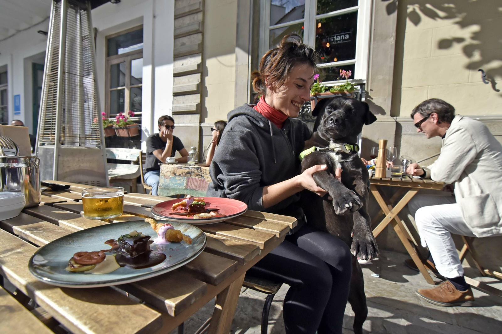 Una mujer disfruta de la Ruta del Ibérico de Tarifa