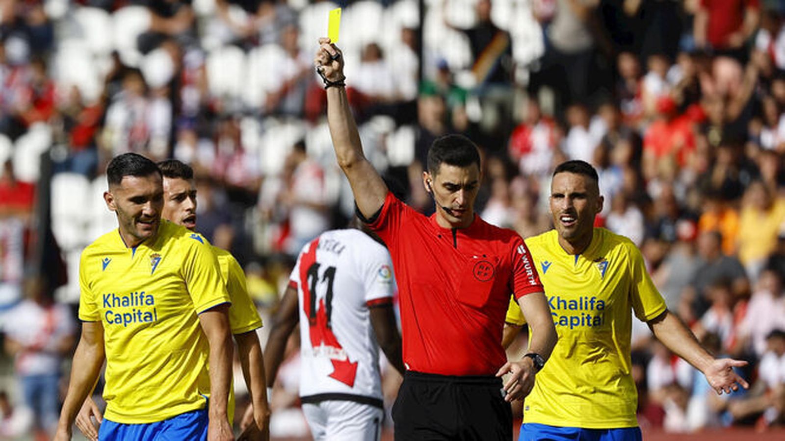 Muñiz Ruiz muestra una cartulina en el Rayo-Cádiz de la primera vuelta.