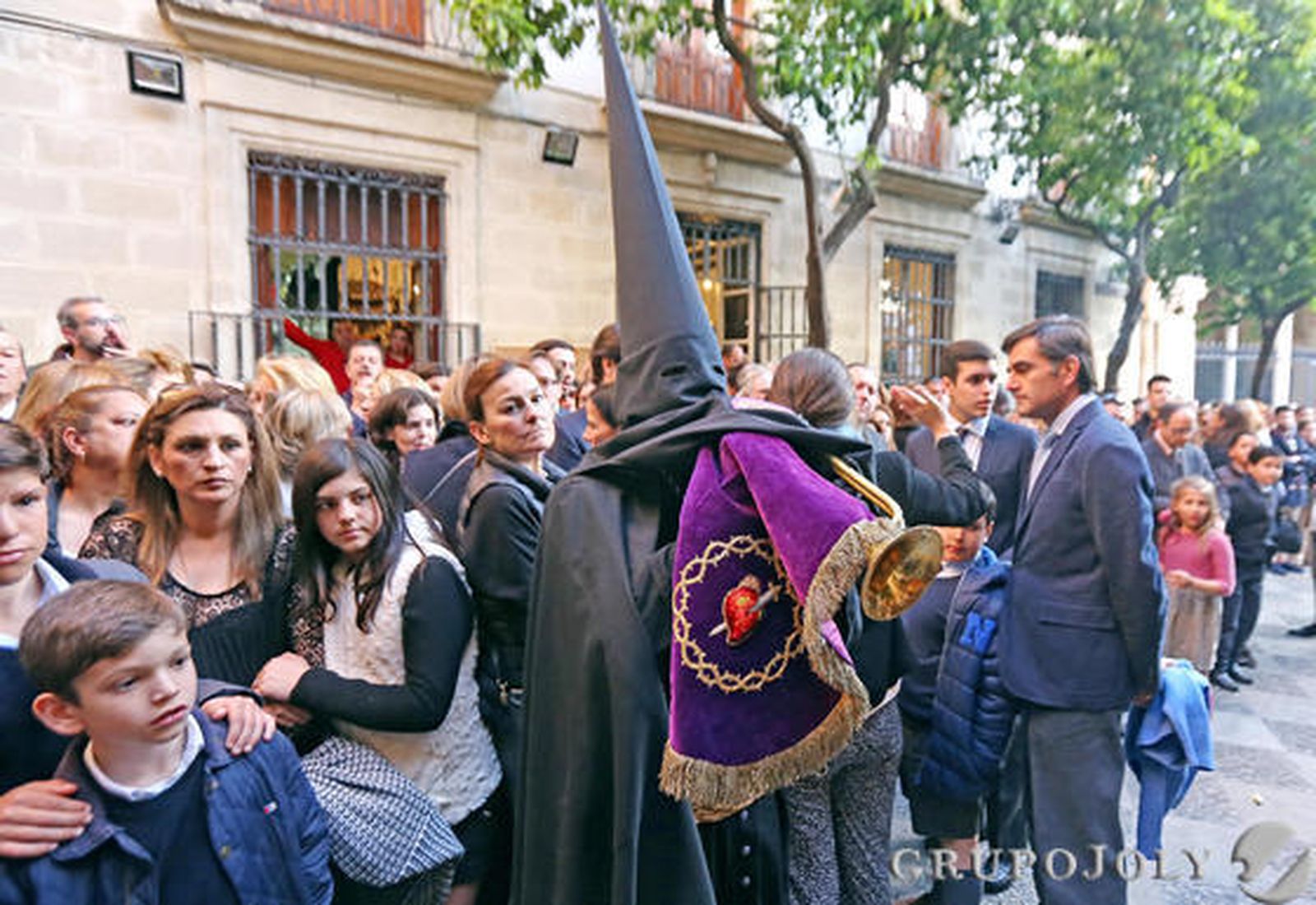 La trompeta saetera anuncia la salida del Ecce-Homo.

Foto: Miguel Angel Gonzalez