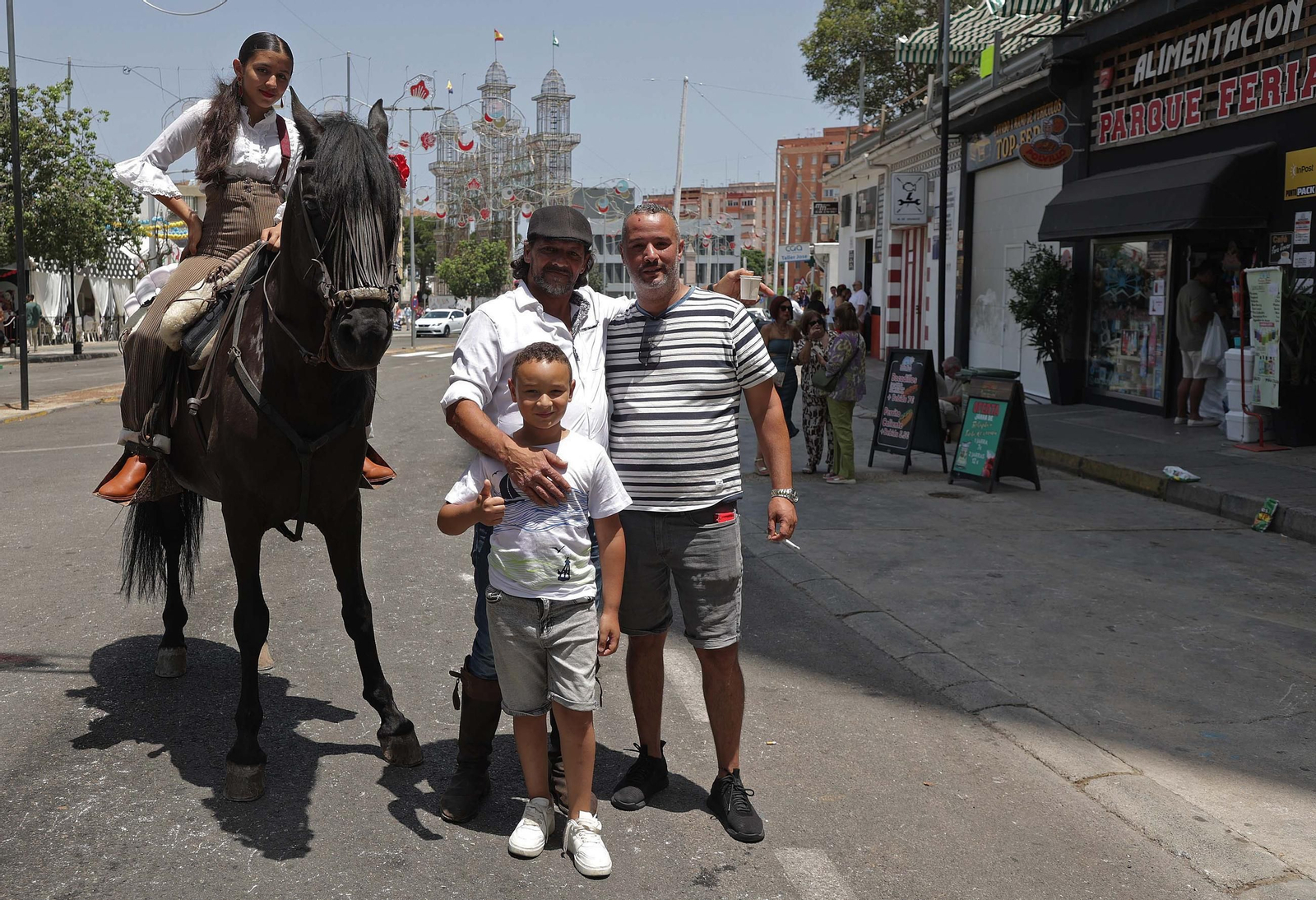 Búscate en las fotos del Domingo por Sevillanas de la Feria Real de Algeciras 2025