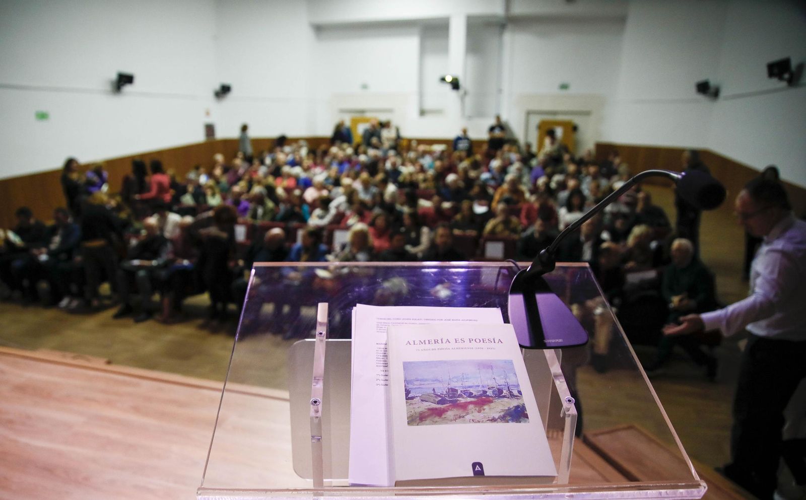 Las imágenes de la presentación del libro "Almería es poesía" en la biblioteca Villaespesa de la ciudad de Almería