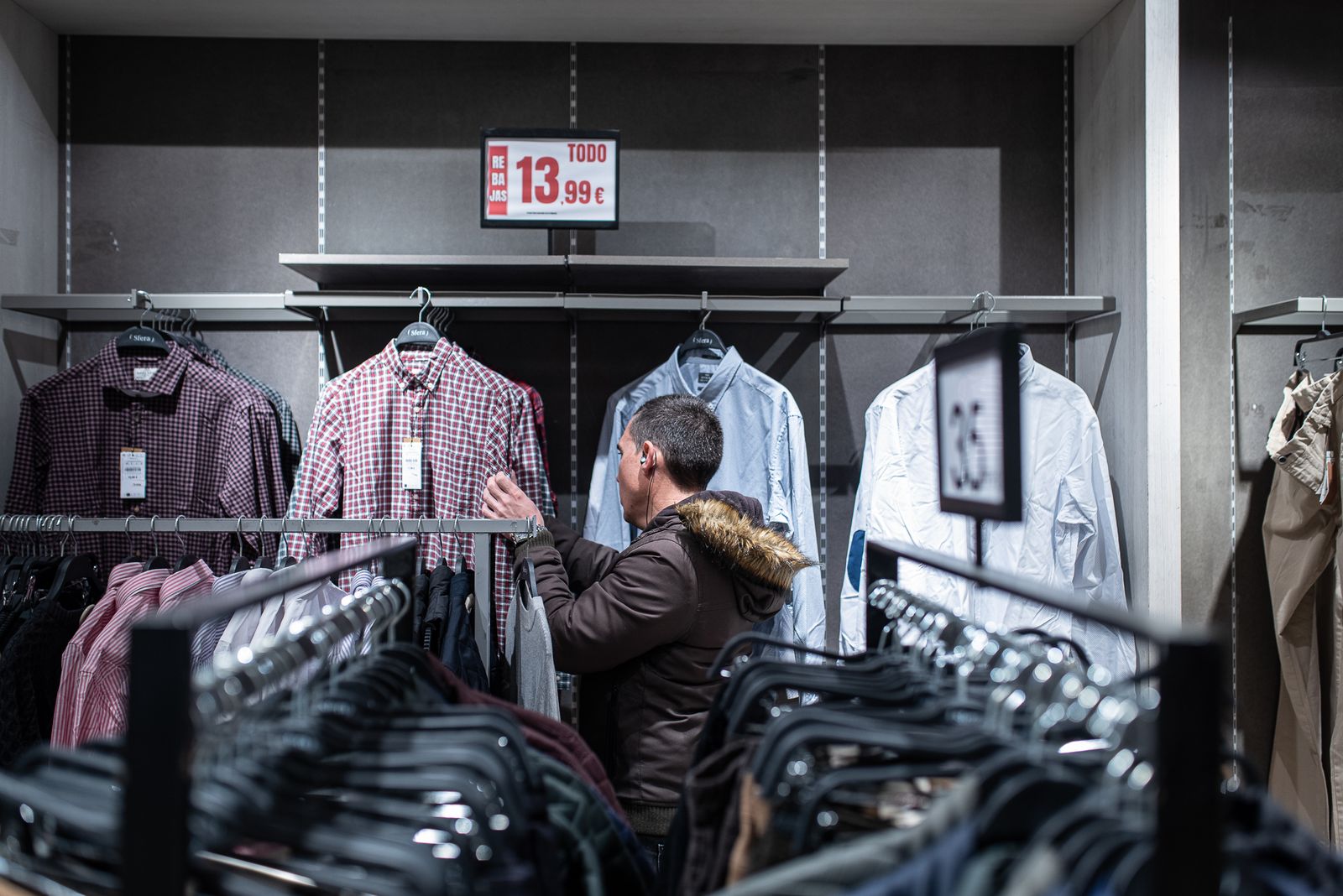 Imágenes del primer día de rebajas en los comercios de Huelva