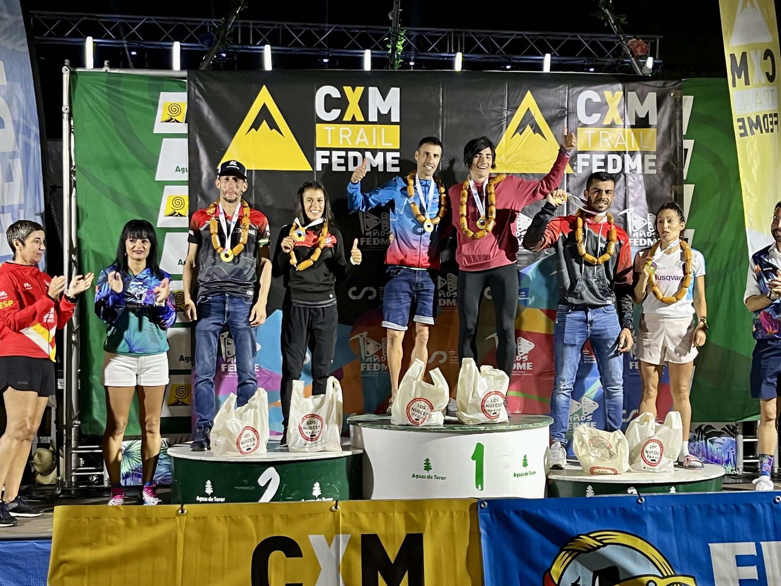 Raúl Ortiz posa en el podio como campeón de España en la categoría absoluta.