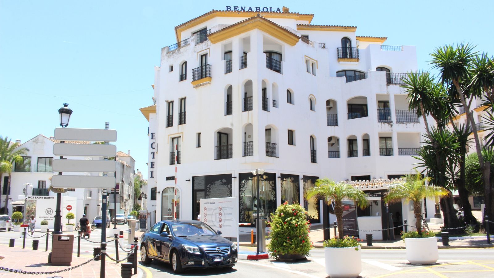 Vista de la barrera de acceso al muelle de Benabola, en Puerto Banús.
