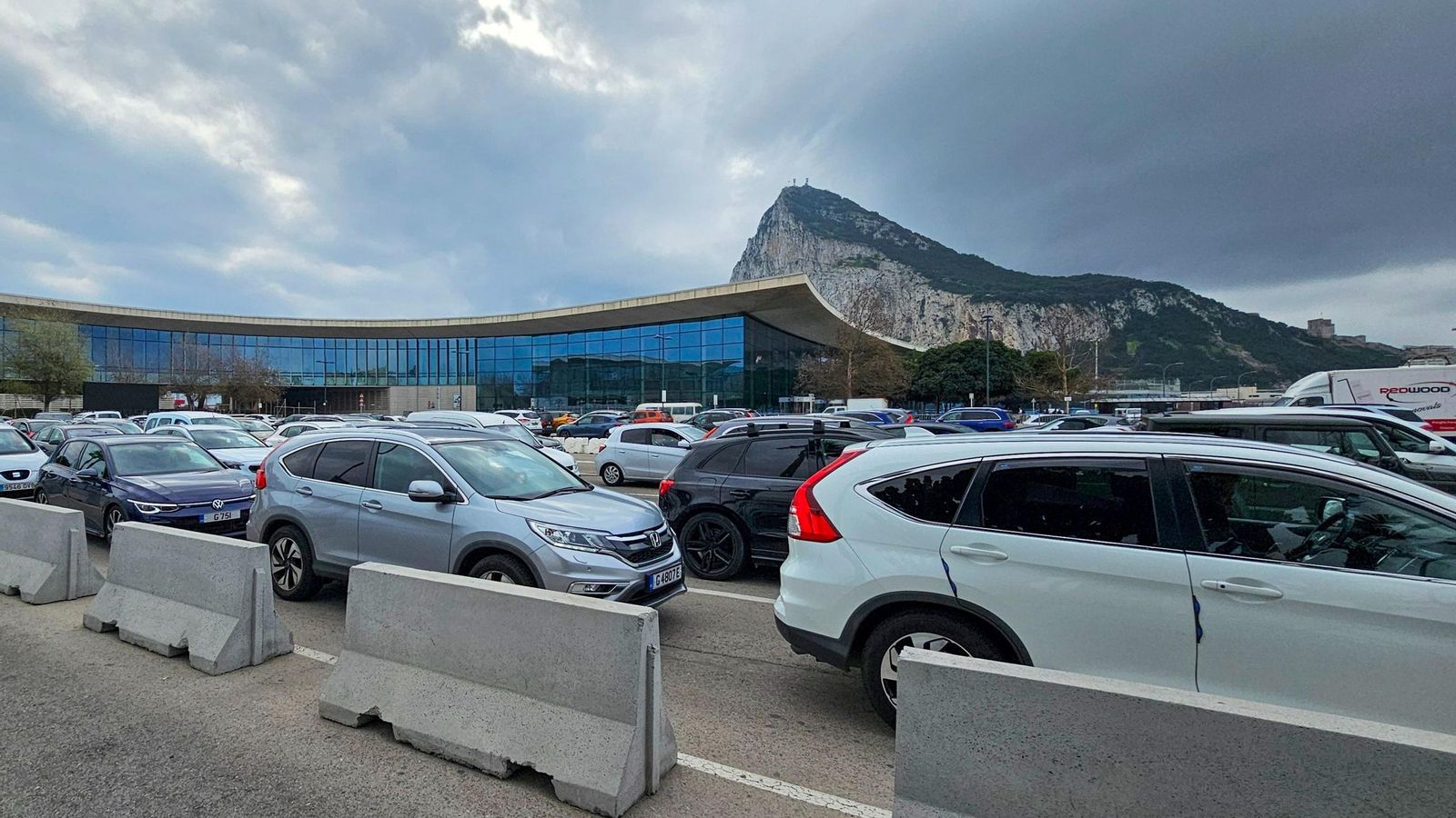 Colas para salir de Gibraltar a La Línea.