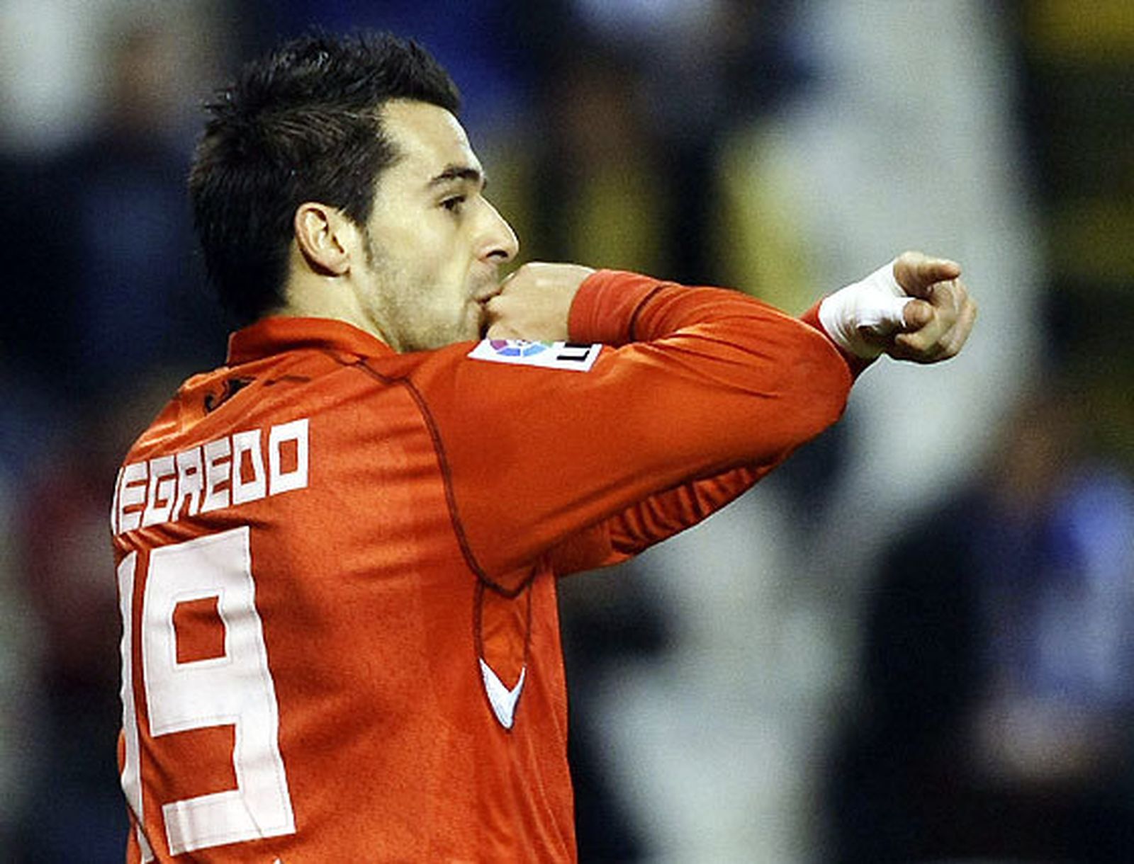 Álvaro Negredo celebra su gol ante el Deportivo.  Foto: Reuters / Afp Photo / Efe