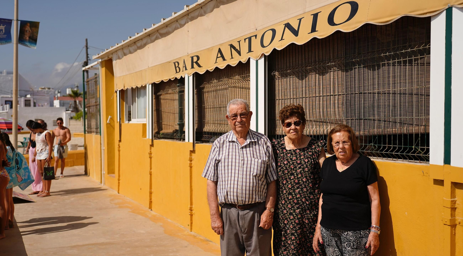 Antonio Morales, Mercedes Lucena y Dolores Lucena, la hermana de Mercedes, también cocinera en el bar.