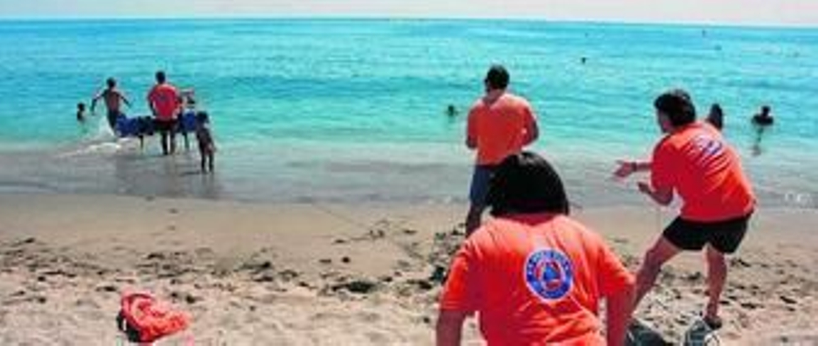 Voluntarios de Protección Civil en el momento de la supuesta reanimación de un ahogado durante un simulacro en Torreguadiaro.