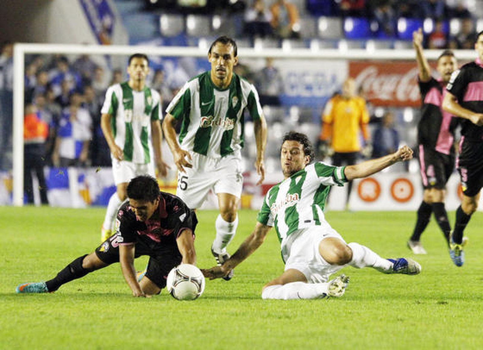 Un tanto en la prórroga y en propia puerta del exblanquiverde Pablo Ruiz mete al CCF en 1/16 de final de la Copa.

Foto: Joma