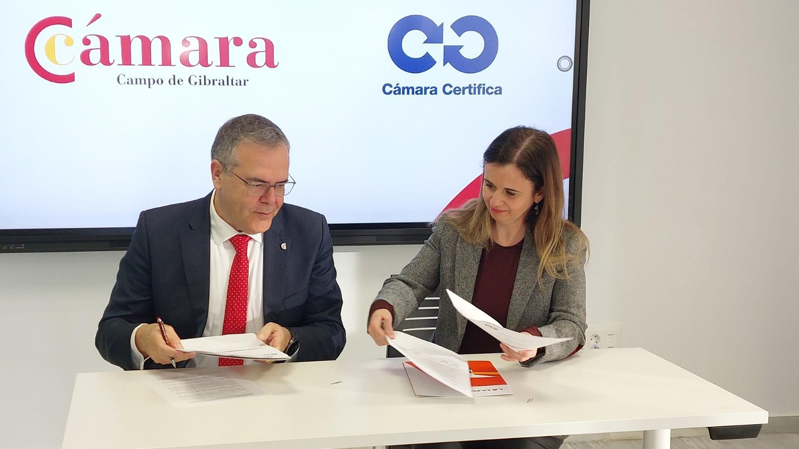 Carlos Fenoy y Ana Luque, en la firma del convenio.