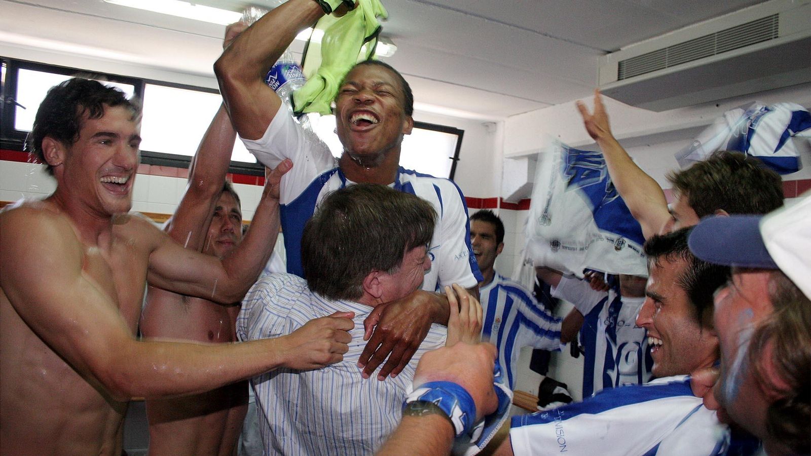 Paco Mendoza levanta a Uche durante los festejos en el vestuario.