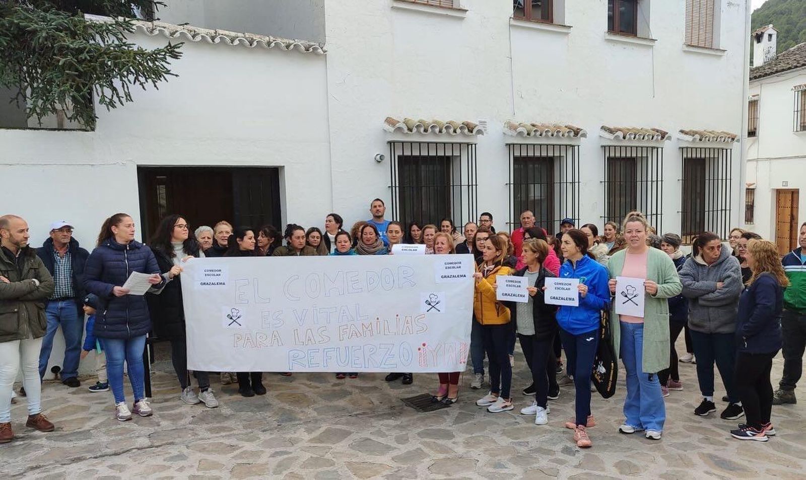 Concentración de padres y madres de Grazalema, este miércoles.