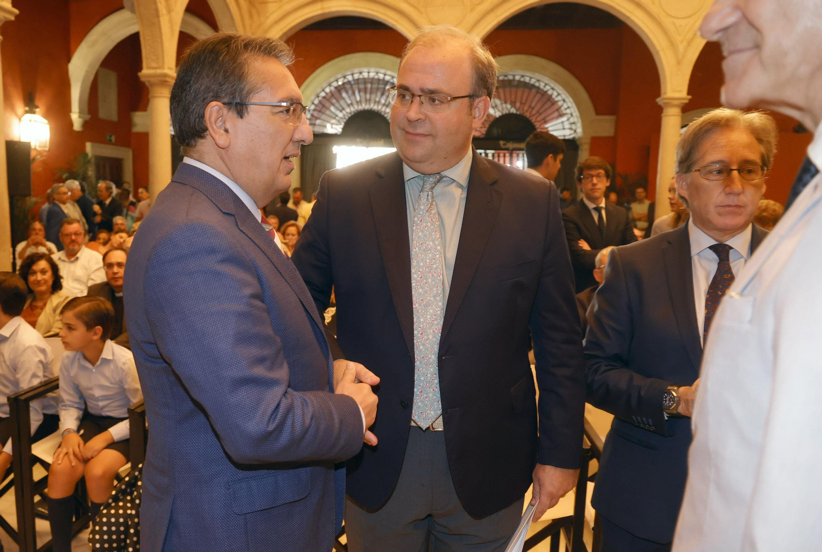 Presentación del libro  'Juan Robles, la sonrisa del tabernero' de Carlos Navarro, todas las imágenes