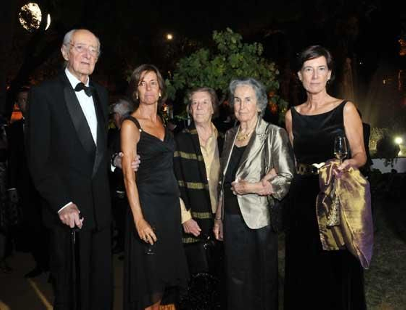 Mauricio González-Gordon Díez, junto a Alicia López de Carrizosa, su esposa Milagros y su hija Bibiana.

Foto: Pascual