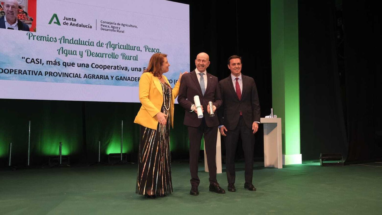 Antonio Bretones, presidente de CASI, con Carmen Crespo y Javier A. García.