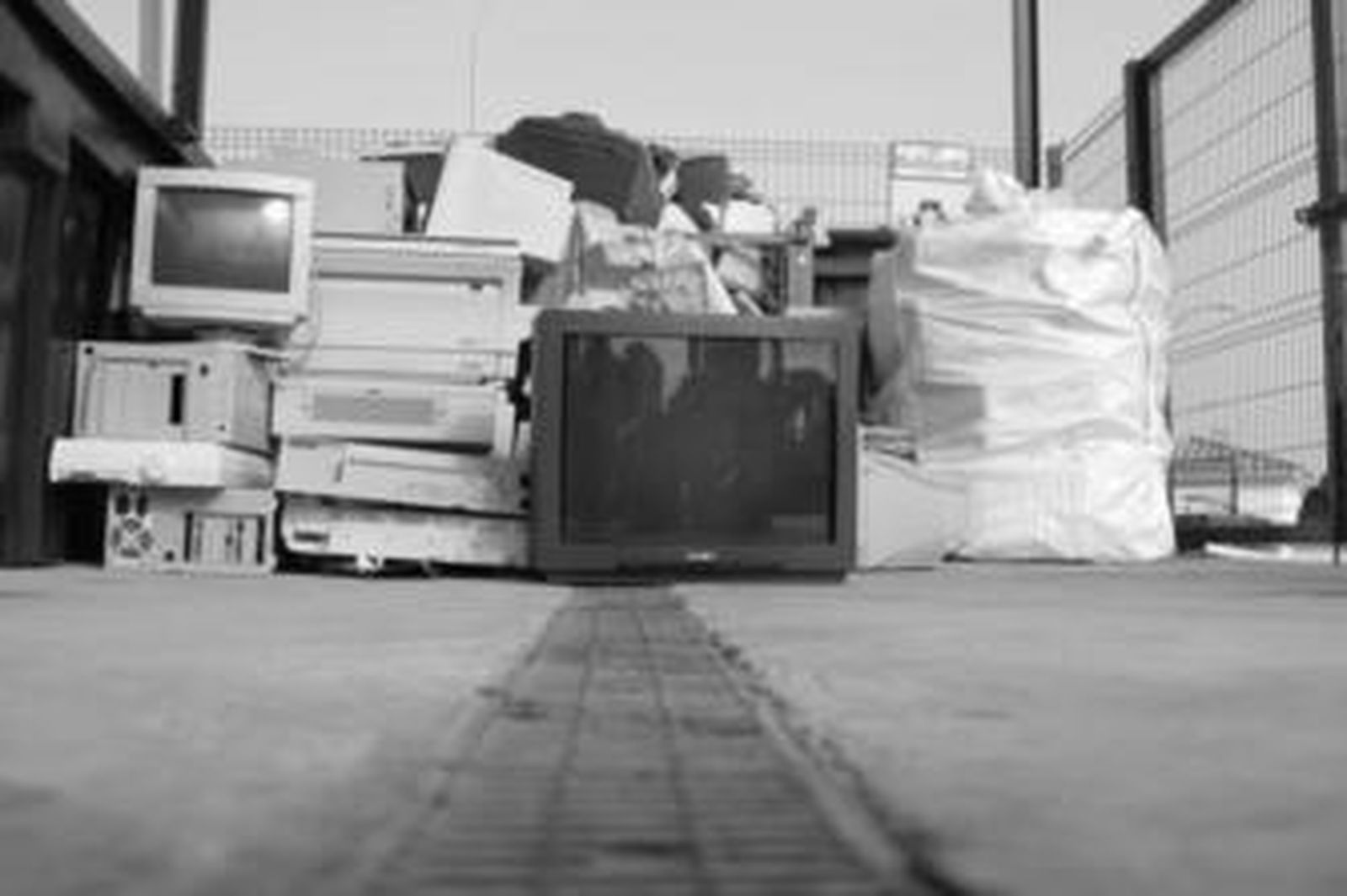 Los aparatos electrónicos son muy habituales en los puntos limpios de la ciudad.