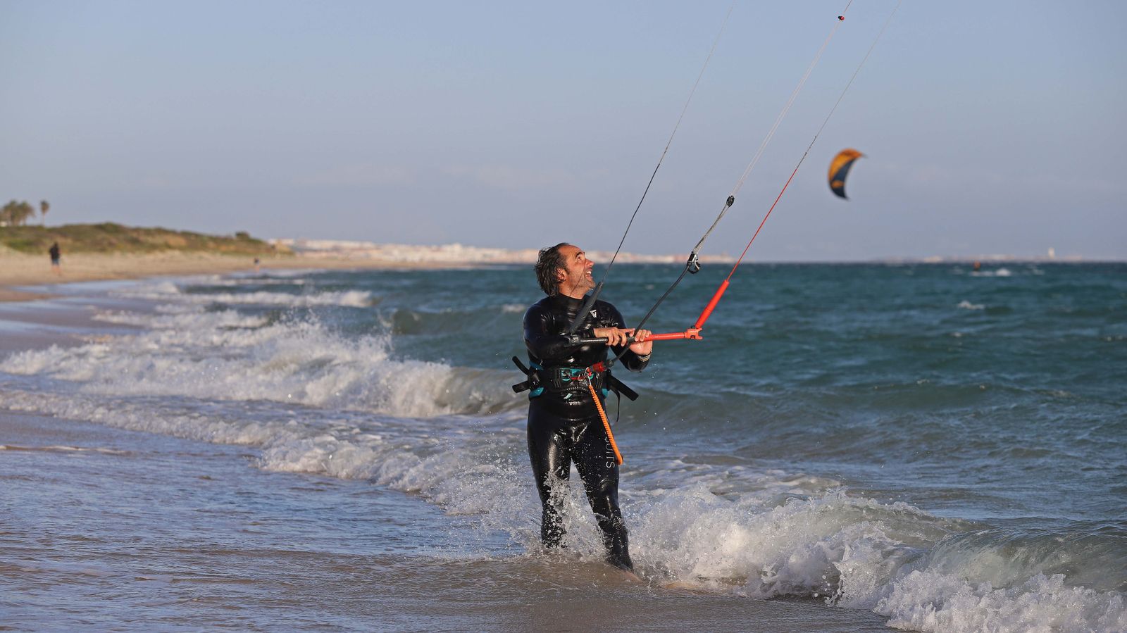 Fonsy Delgado rinde homenaje a Paco de Lucía en las playas de Tarifa