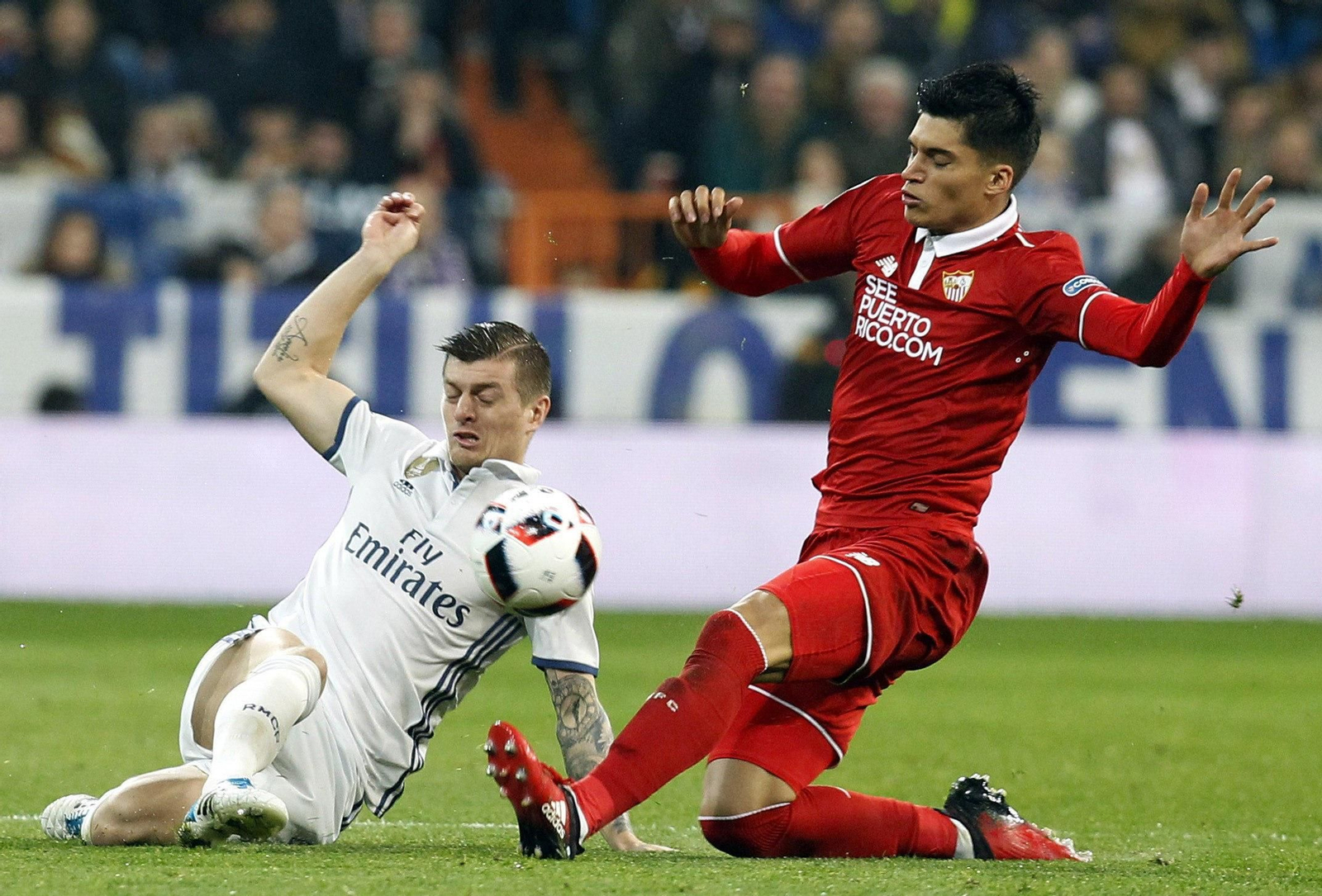 Mercado y Sergio Rico asisten a la celebración de Varane en el segundo tanto.
