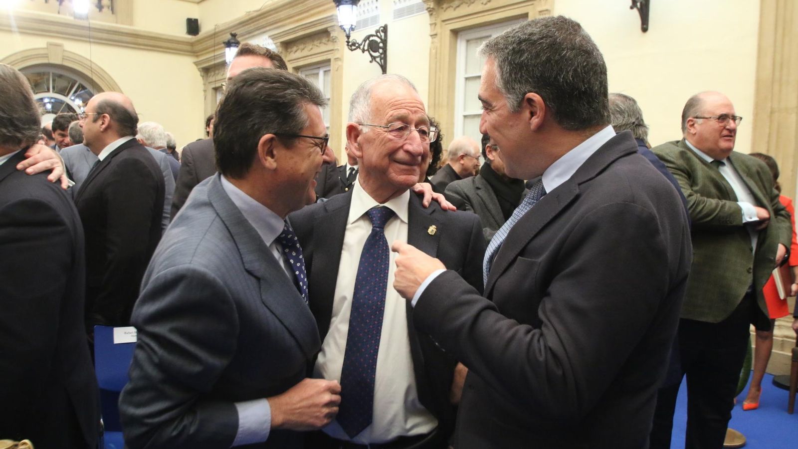 Gabriel Amat junto a Juan José Matarí y Elías Bendodo