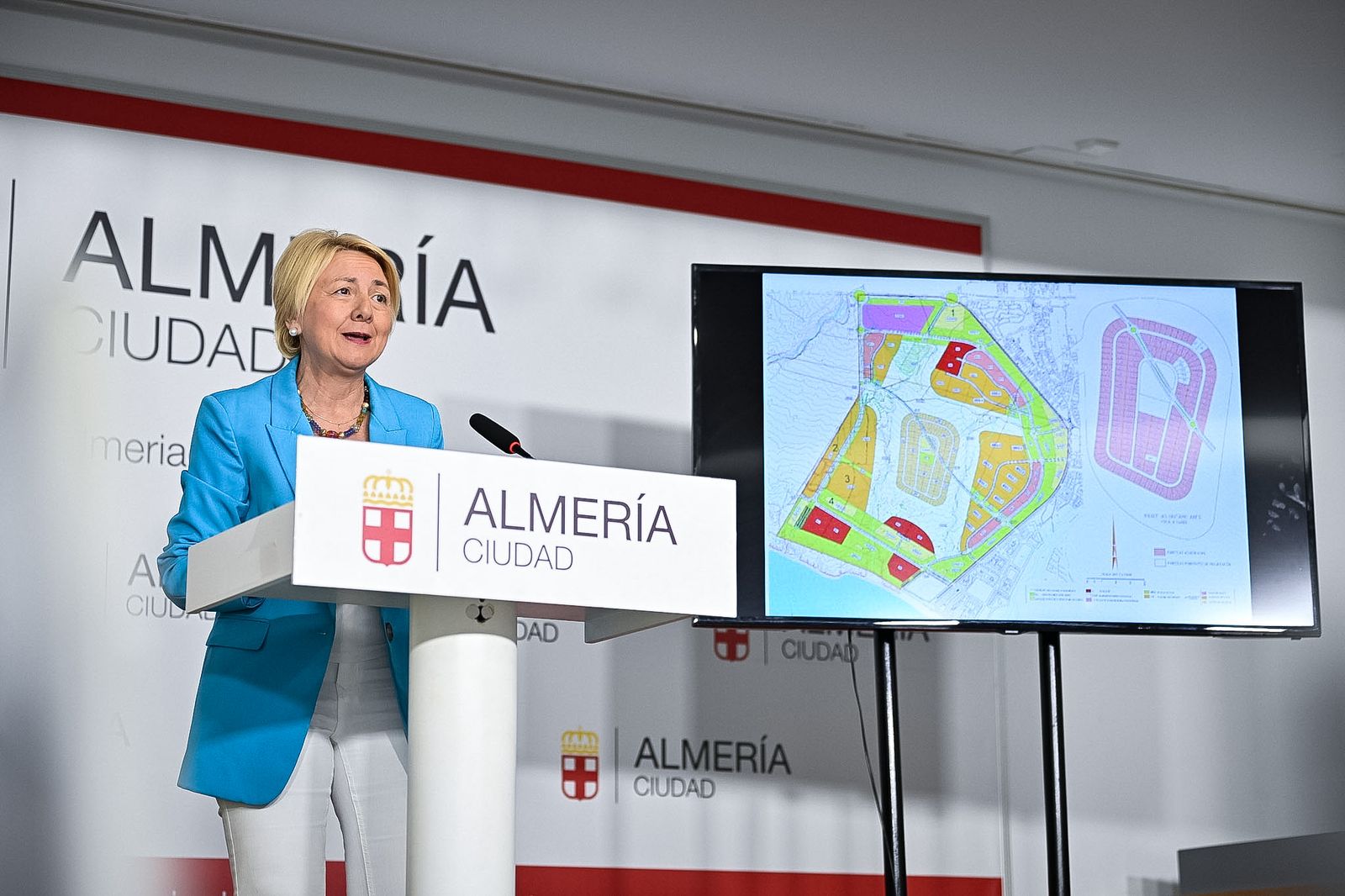 Eloísa Cabrera, concejal de Urbanismo, con el plano de las parcelas unifamiliares de El Toyo.